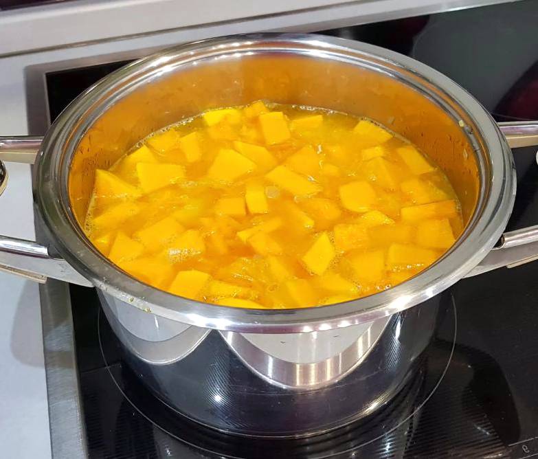Крем-суп из тыквы с курицей и сливками
