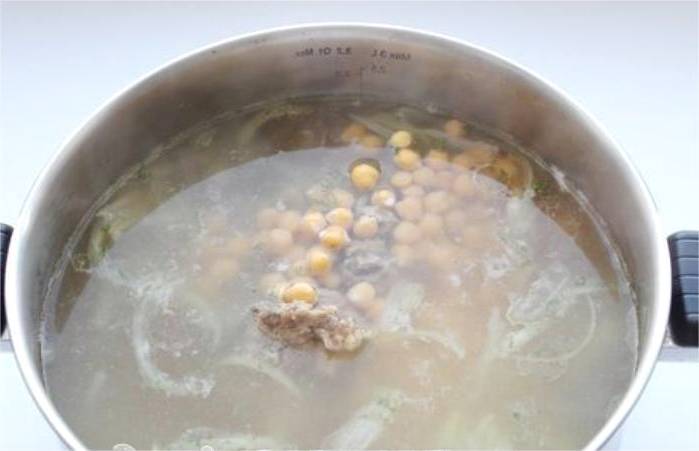 Суп с нутом и говядиной