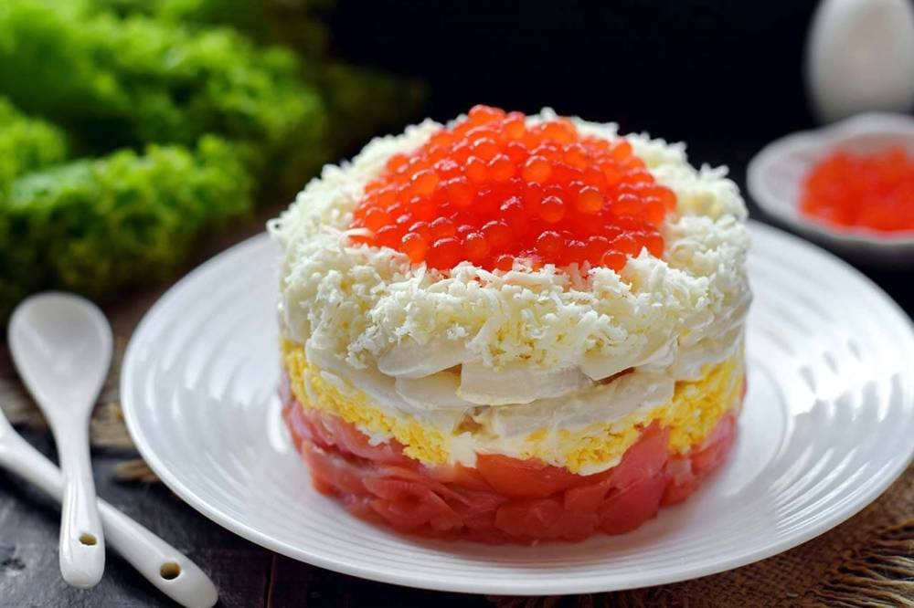 Салат «Боцман» с красной рыбой и кальмарами