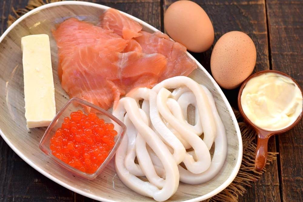 Салат «Боцман» с красной рыбой и кальмарами