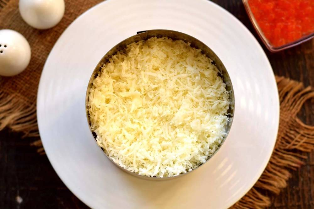 Салат «Боцман» с красной рыбой и кальмарами