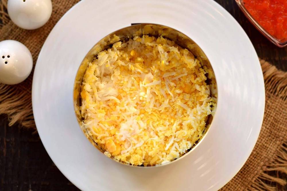 Салат «Боцман» с красной рыбой и кальмарами
