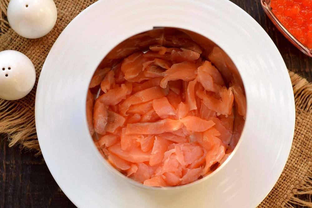 Салат «Боцман» с красной рыбой и кальмарами