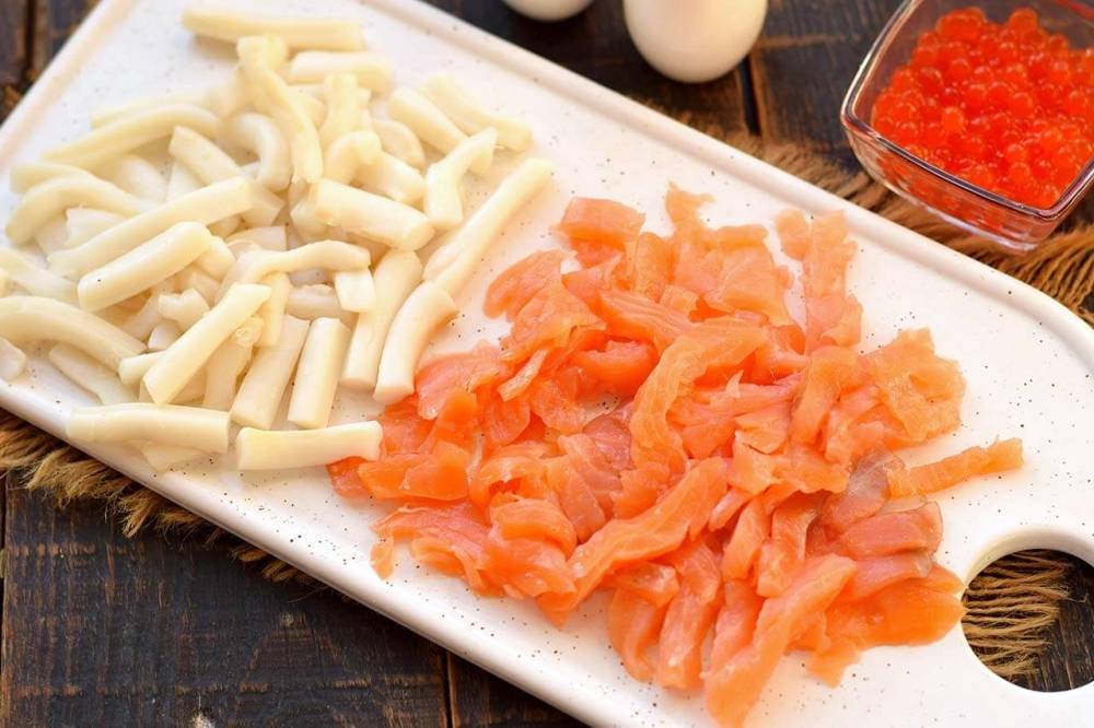Салат «Боцман» с красной рыбой и кальмарами
