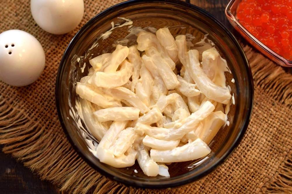 Салат «Боцман» с красной рыбой и кальмарами