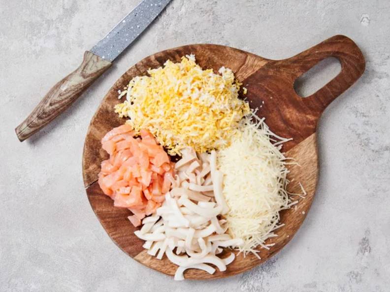 Салат «Боцман» с красной рыбой и икрой