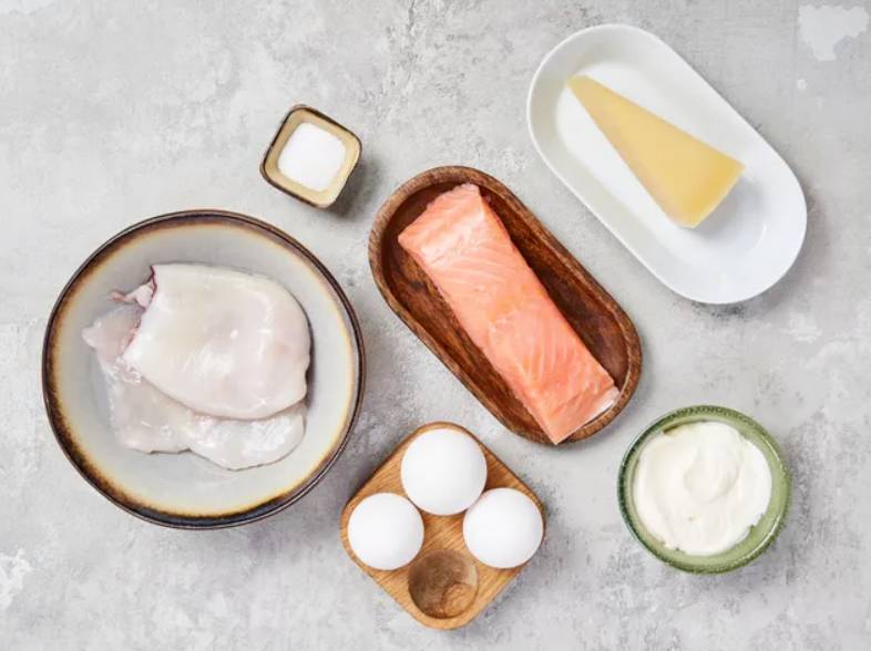 Салат «Боцман» с красной рыбой и икрой