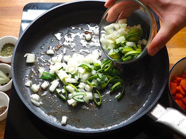 Суп с квашеной капустой и мясом