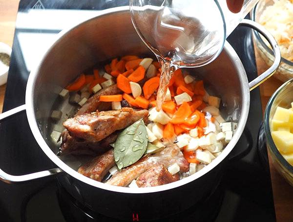 Суп с квашеной капустой и мясом