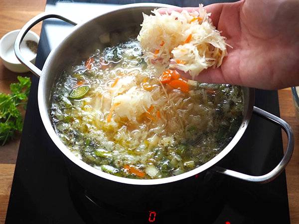 Суп с квашеной капустой и мясом