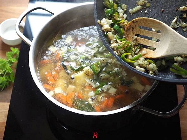 Суп с квашеной капустой и мясом