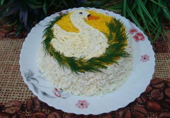 Салат «Белый лебедь» с грибами