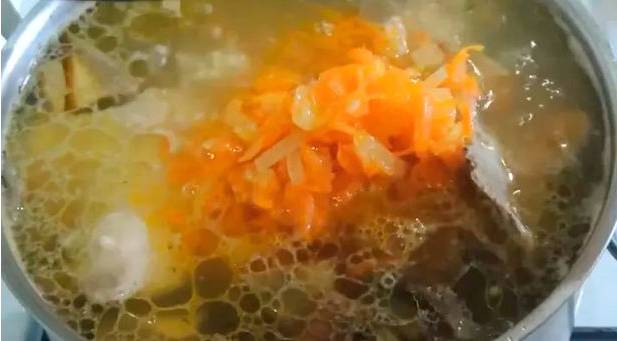 Суп из сушеных грибов с картошкой и мясом