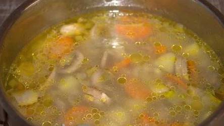 Грибной суп из шампиньонов с перловкой и картошкой
