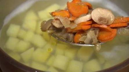 Грибной суп из шампиньонов с перловкой и картошкой