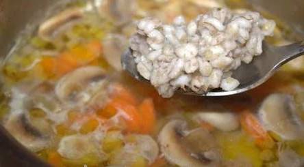 Грибной суп из шампиньонов с перловкой и картошкой
