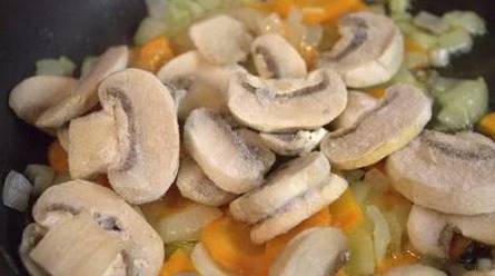 Грибной суп из шампиньонов с перловкой и картошкой