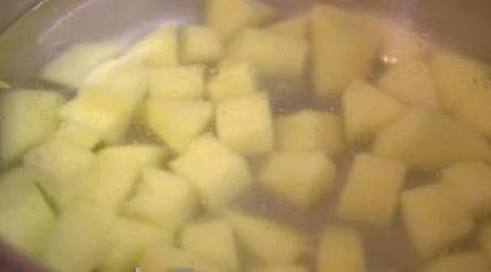 Грибной суп из шампиньонов с перловкой и картошкой