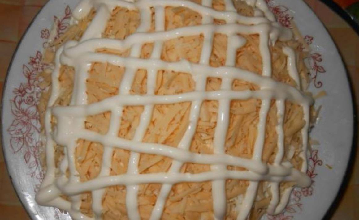 Салат «Бонапарт» с курицей и грибами Салат «Бонапарт» с курицей и грибами