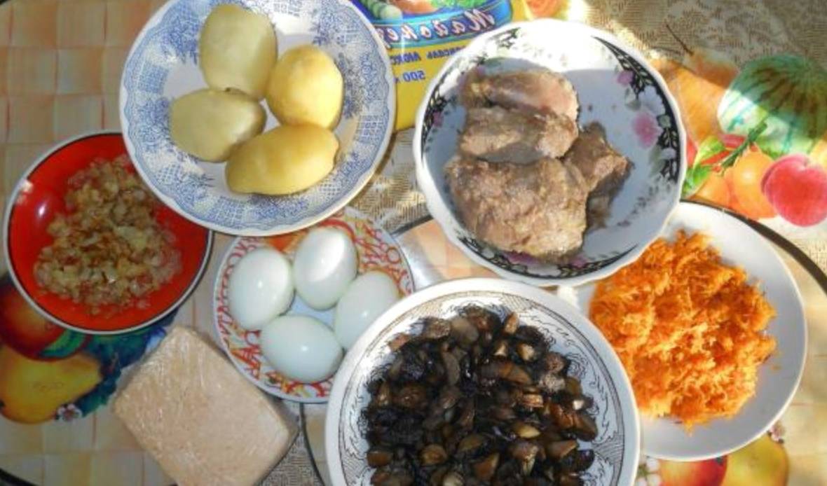 Салат «Бонапарт» с курицей и грибами Салат «Бонапарт» с курицей и грибами