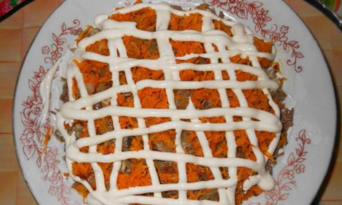 Салат «Бонапарт» с курицей и грибами Салат «Бонапарт» с курицей и грибами