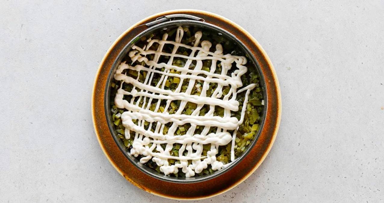 Салат «Березка» с черносливом и свежими огурцами и курицей с грибами
