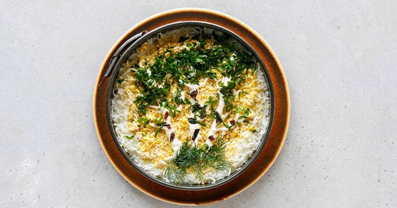 Салат «Березка» с черносливом и свежими огурцами и курицей с грибами