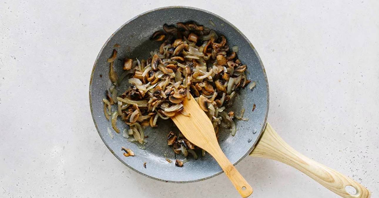 Салат «Березка» с черносливом и свежими огурцами и курицей с грибами