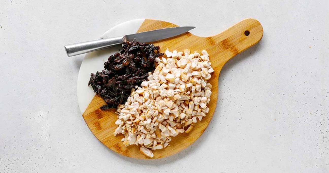 Салат «Березка» с черносливом и свежими огурцами и курицей с грибами