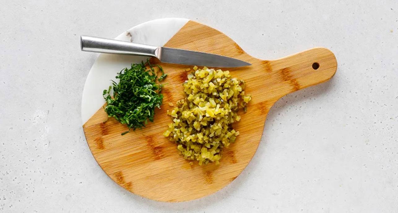 Салат «Березка» с черносливом и свежими огурцами и курицей с грибами