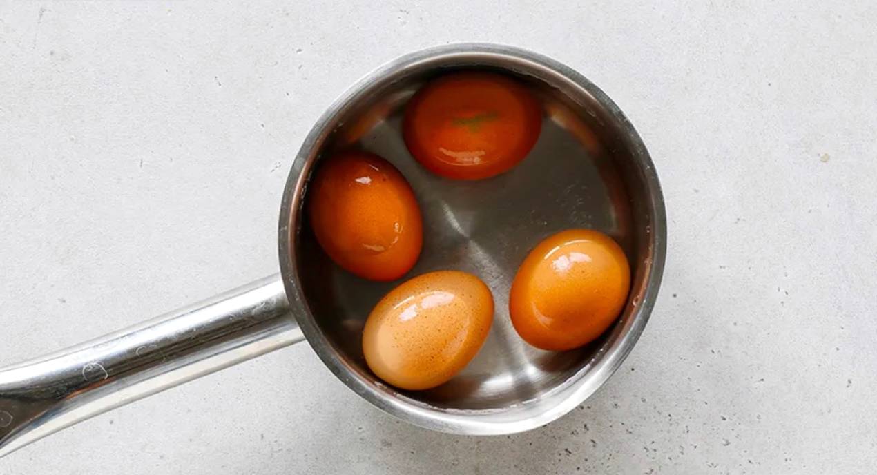 Салат «Березка» с черносливом и свежими огурцами и курицей с грибами
