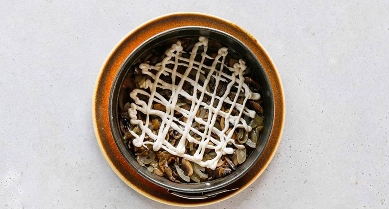 Салат «Березка» с черносливом и свежими огурцами и курицей с грибами