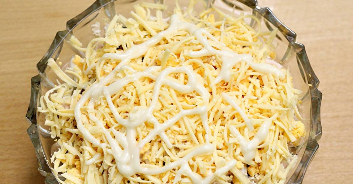 Салат «Белый танец» с курицей и грибами