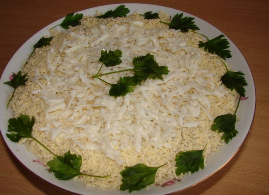 Салат «Белый лебедь» с грибами и копченой курицей