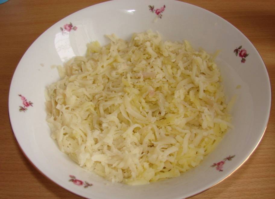 Салат «Белый лебедь» с грибами и копченой курицей
