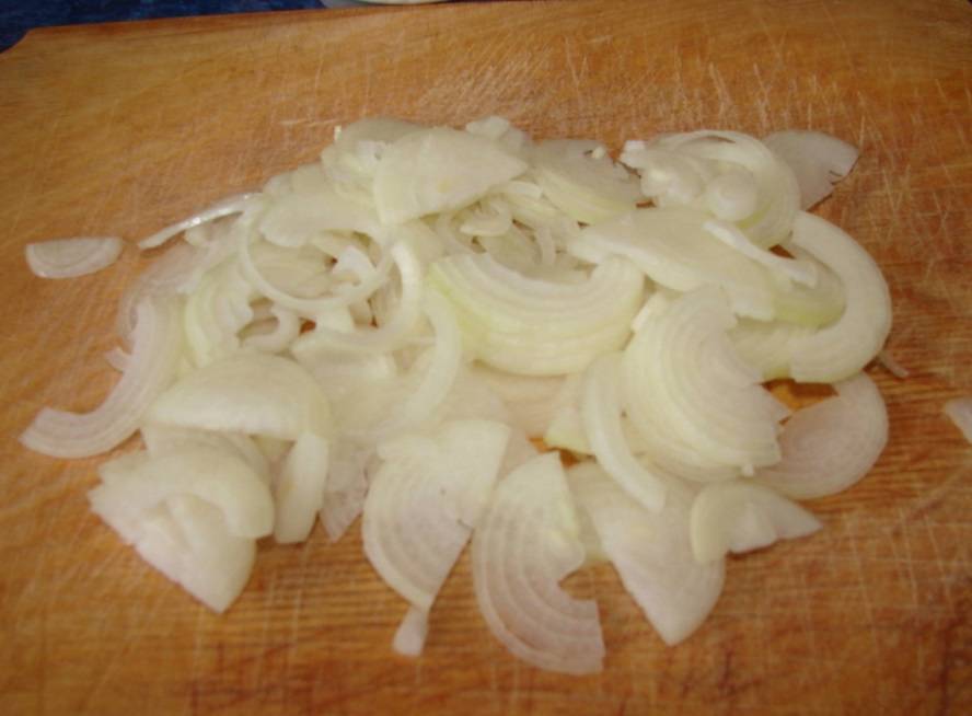 Салат «Белый лебедь» с грибами и копченой курицей