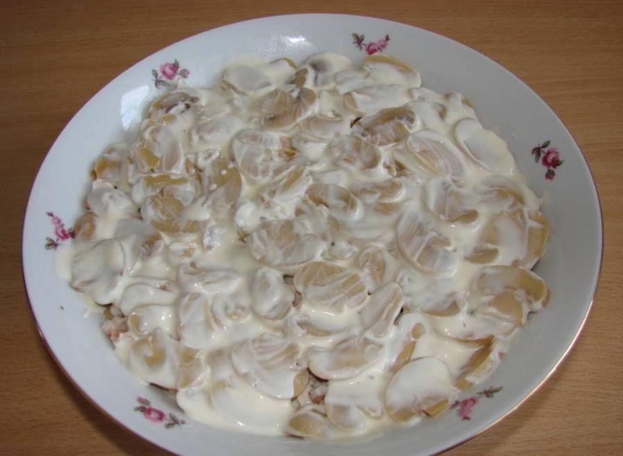 Салат «Белый лебедь» с грибами и копченой курицей