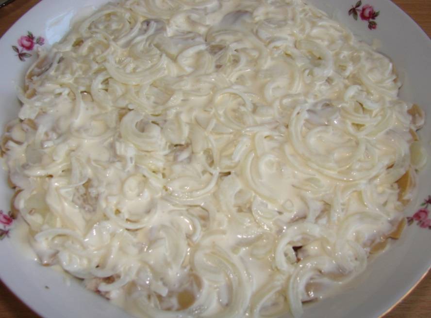 Салат «Белый лебедь» с грибами и копченой курицей