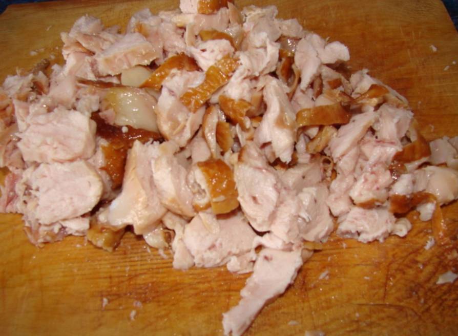 Салат «Белый лебедь» с грибами и копченой курицей
