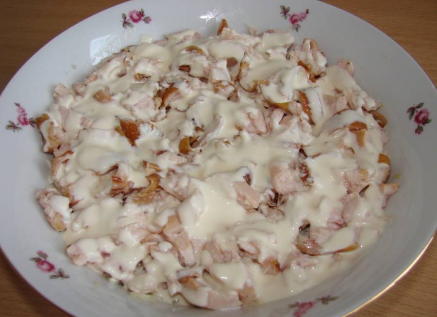 Салат «Белый лебедь» с грибами и копченой курицей