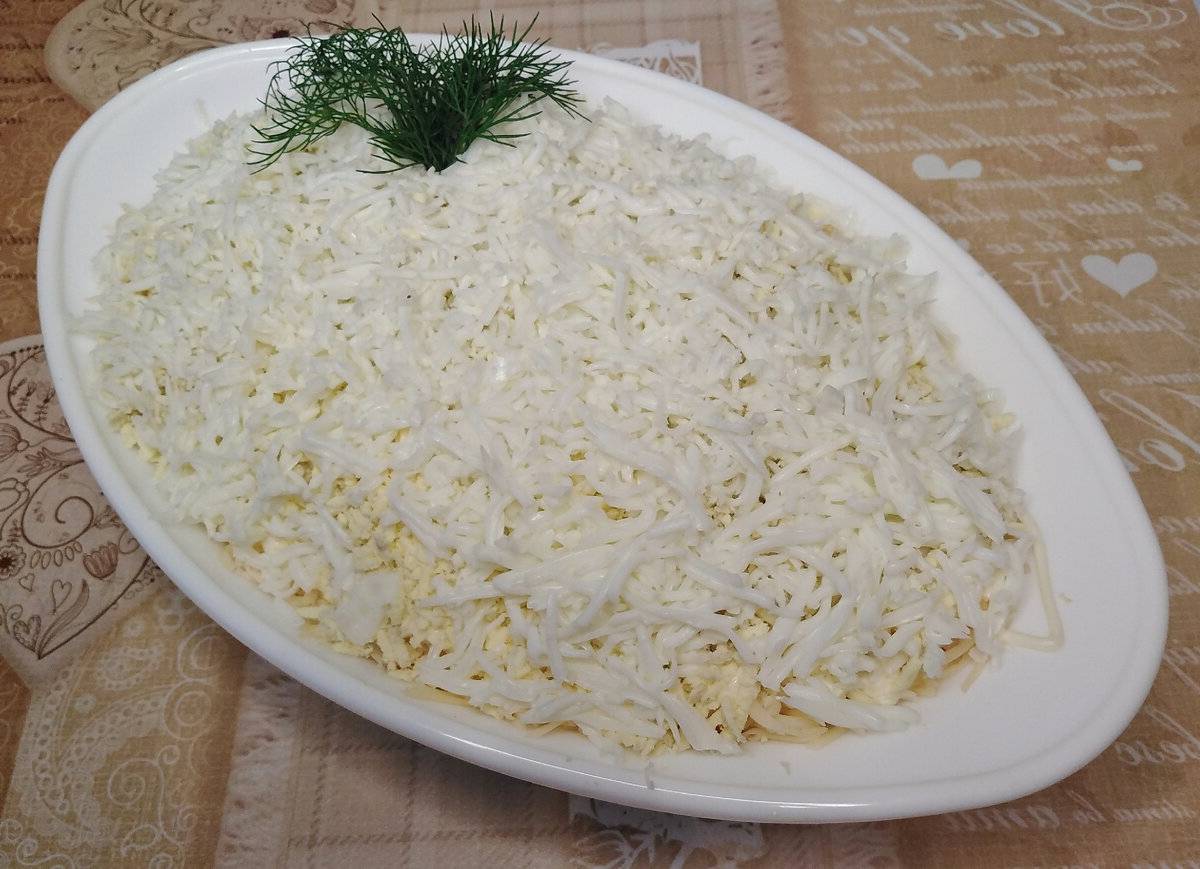 Салат с курицей, корейской морковью, сыром и яйцом