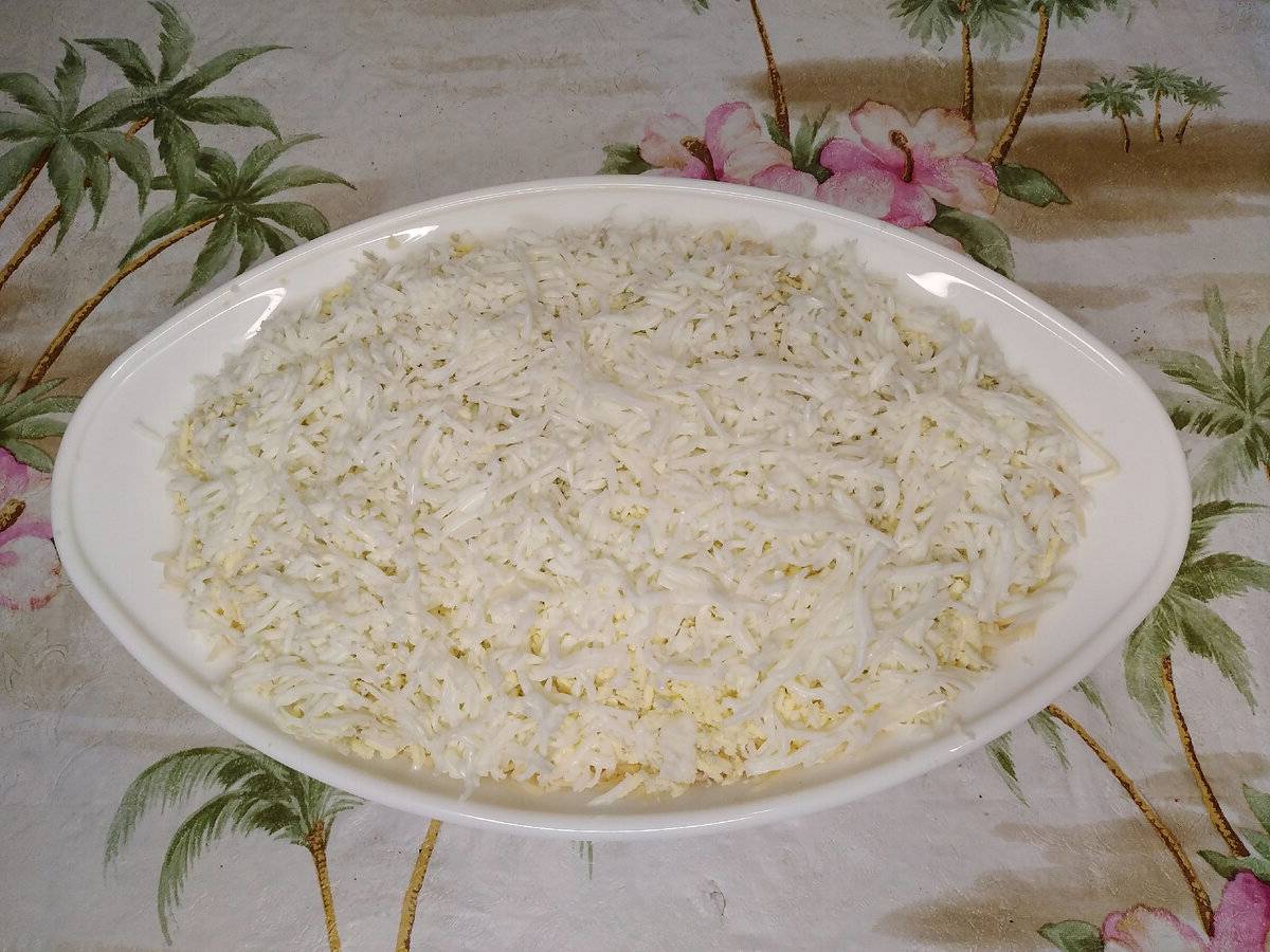 Салат с курицей, корейской морковью, сыром и яйцом