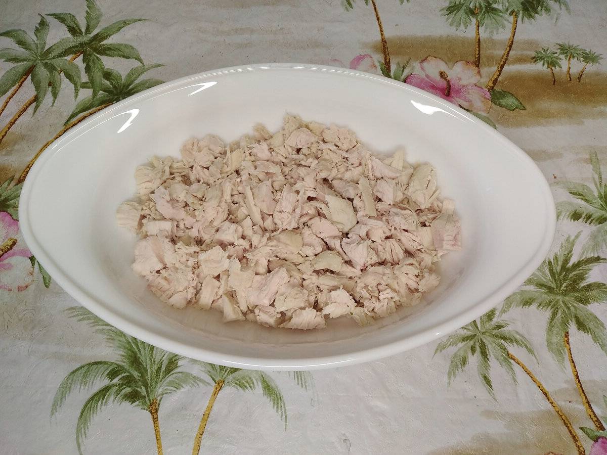 Салат с курицей, корейской морковью, сыром и яйцом
