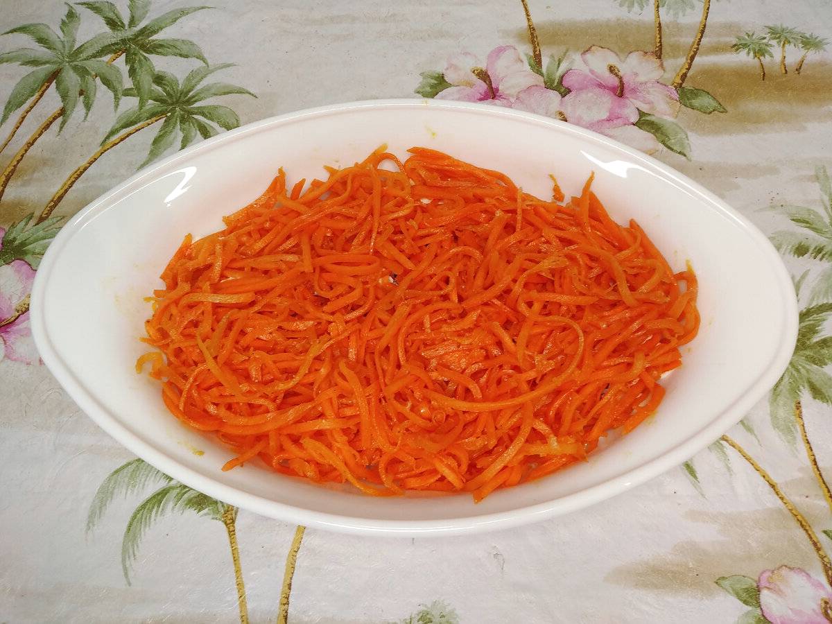 Салат с курицей, корейской морковью, сыром и яйцом