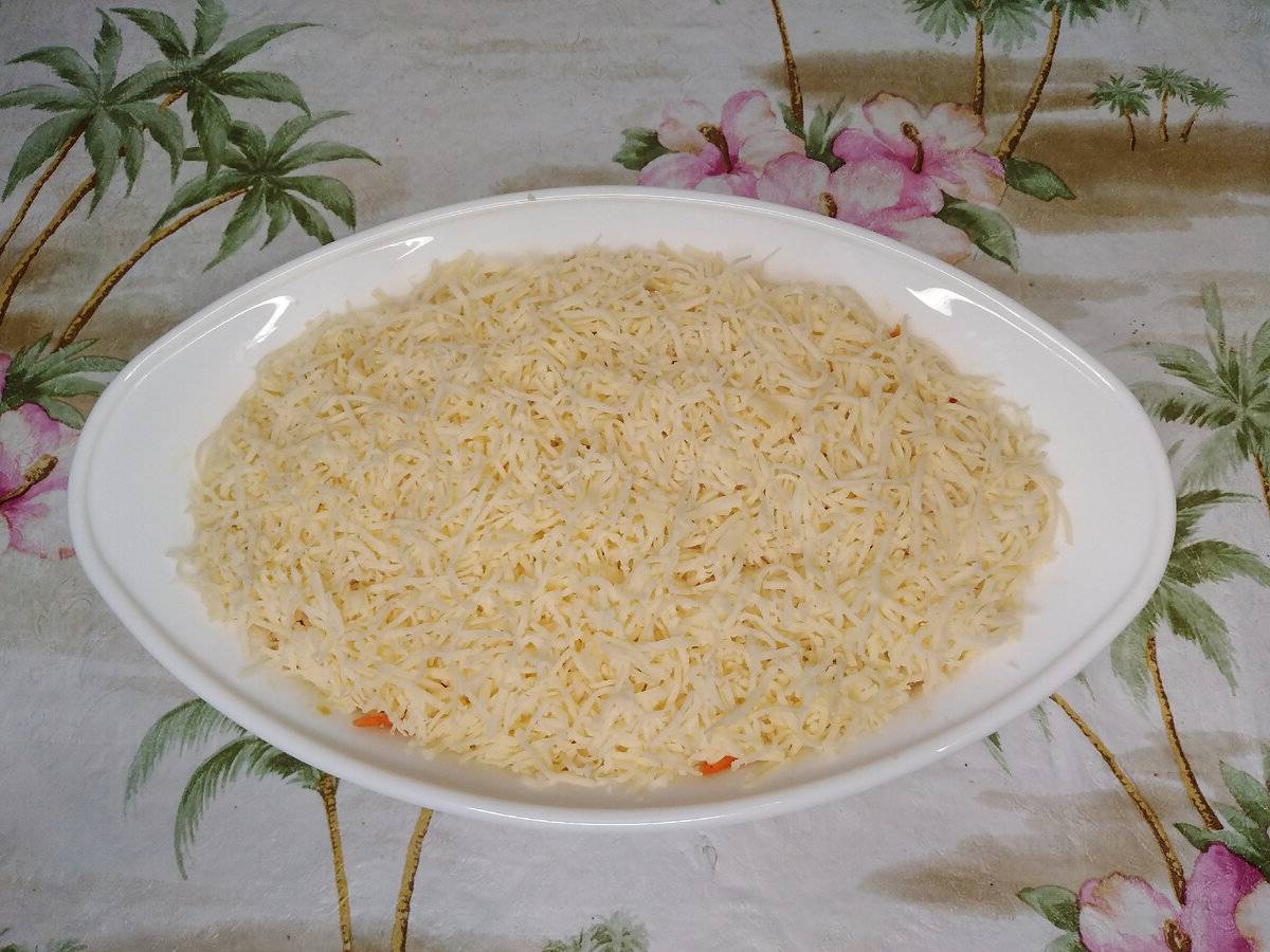 Салат с курицей, корейской морковью, сыром и яйцом
