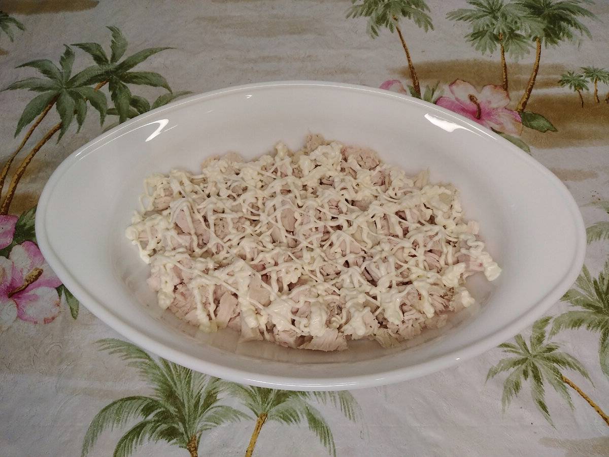 Салат с курицей, корейской морковью, сыром и яйцом