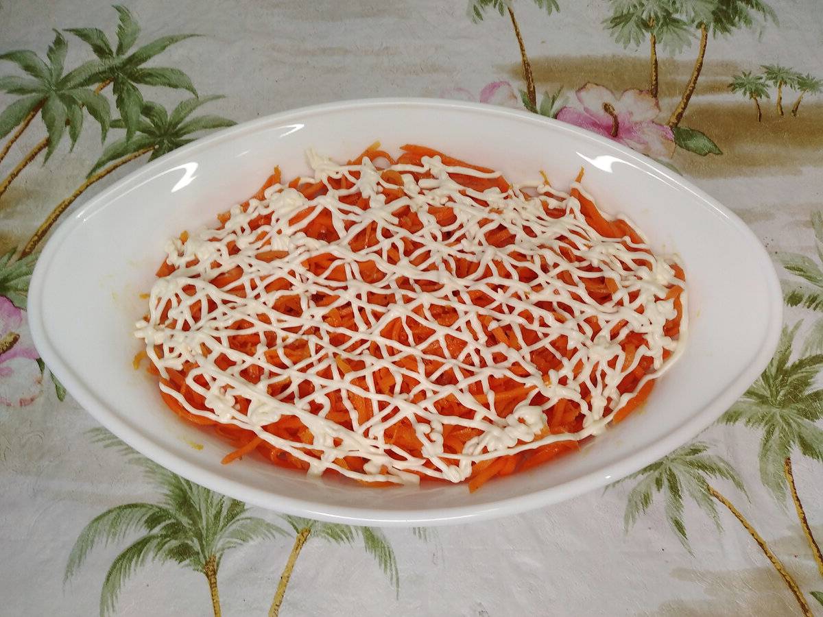 Салат с курицей, корейской морковью, сыром и яйцом