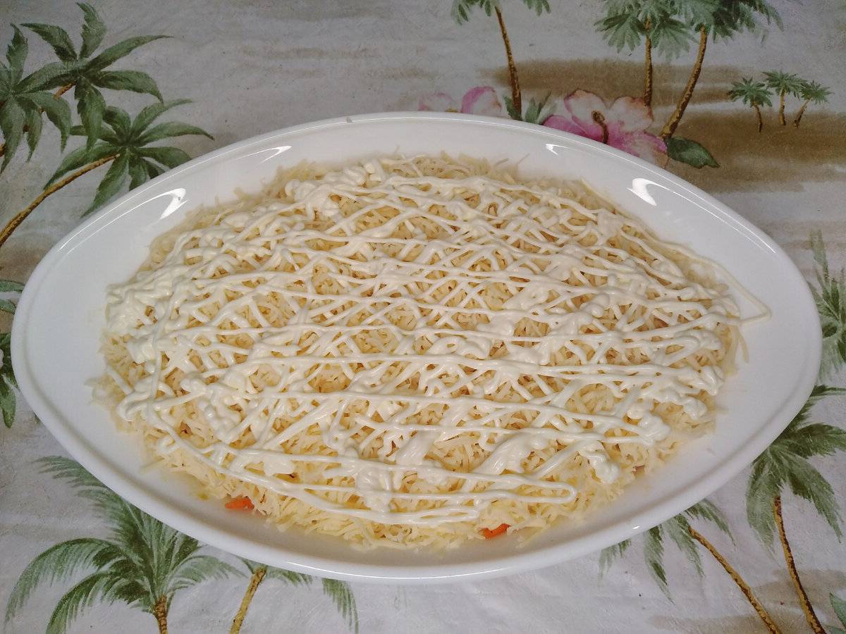 Салат с курицей, корейской морковью, сыром и яйцом