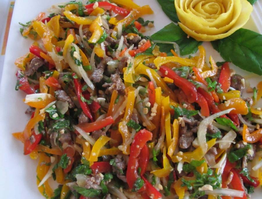 Салат с говядиной, помидорами, болгарским перцем и красным луком