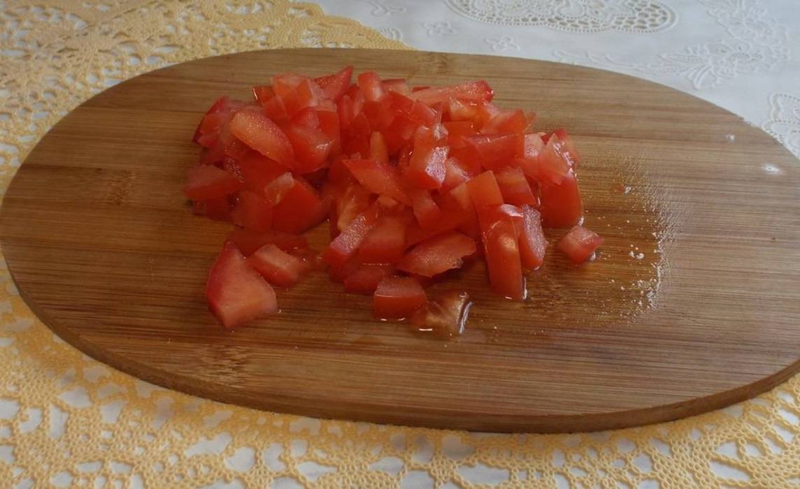 Салат с говядиной, помидорами, болгарским перцем и красным луком